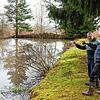 Der Eisstockweiher im Naturschutzgebiet Gifizenmoos bei Mönchweiler ist stark verschlammt. Stefan Hager (von links), Vorsitzender der ...