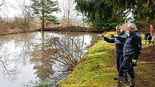 Der Eisstockweiher im Naturschutzgebiet Gifizenmoos bei Mönchweiler ist stark verschlammt. Stefan Hager (von links), Vorsitzender der ...