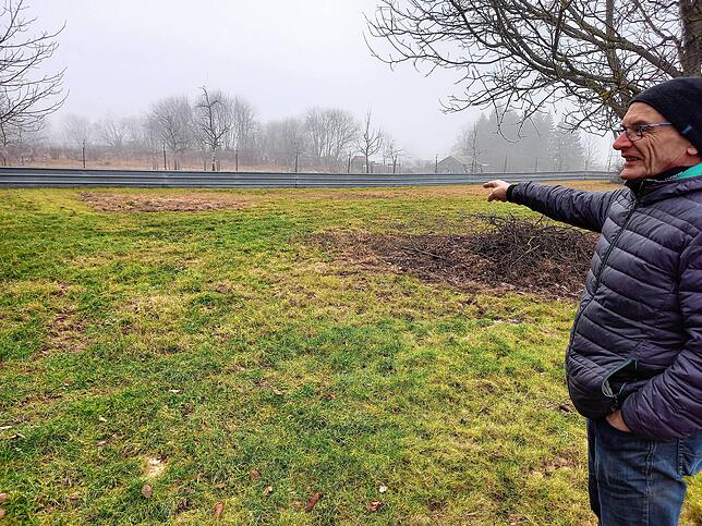 Wie man sieht, sieht man nichts: Gerhard Buri weist auf die Fläche, wo seine Schwägerin bisher Gemüse angebaut hatte. Auch das wurde ...
