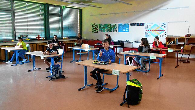 Dieses Bild zeigt den Schulstart an der Frobenius Thomsin Schule in Riedöschingen nach Corona. Es zeigt die eine Hälfte der vierten ...