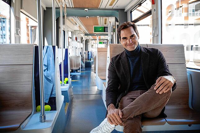 Der stolze Namensgeber: Tennisprofi Roger Federer bei der Jungfernfahrt.