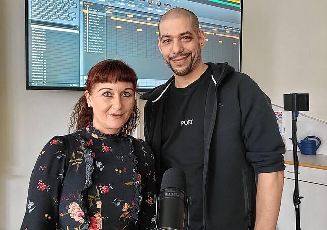 Schulsozialarbeiterin Margerit Haas und Rapper Danny Fresh mit dem mobilen Tonstudio aus Mikrofon, Lautsprecher und einem Laptop mit ...