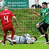 Hier konnte der Überlinger Torhüter Maximilian Ritzler den Ball sicher vor dem Torschützen zum 1:0, Alessandro Fiore Tapia (rechts), halten.