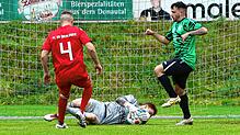 Hier konnte der Überlinger Torhüter Maximilian Ritzler den Ball sicher vor dem Torschützen zum 1:0, Alessandro Fiore Tapia (rechts), halten.