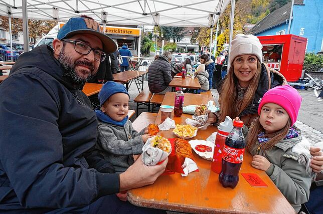 Genießen: Familie Rutschmann aus Dettighofen lässt es sich auf dem Marktplatz mit Burgern und Kartoffelspiralen gut gehen. Das ...
