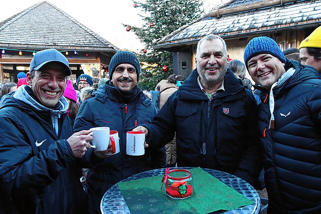 Bild 13: Gesang und Glühweinduft vor der Kirnachmühle: Der Unterkirnacher Weihnachtsmarkt lädt zum Verweilen