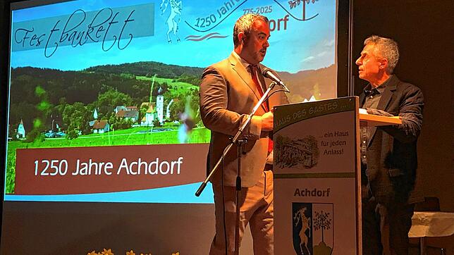 Bürgermeister Markus Keller (links) dankt Bernhard Lutz für dessen Vorstellung der neuen Dorfchronik. Das Werk erscheint eigens aus ...