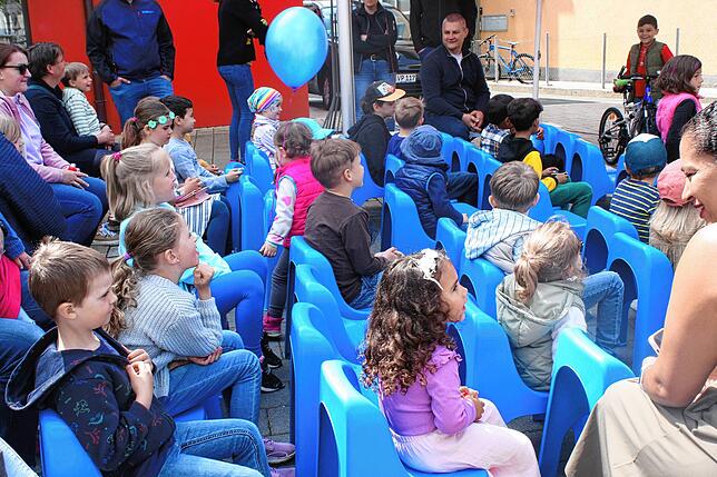 Unterhaltung: Gebannt schauten die Kinder zum Kasper im Kasperletheater. Da gab‘s natürlich viel zu lachen.