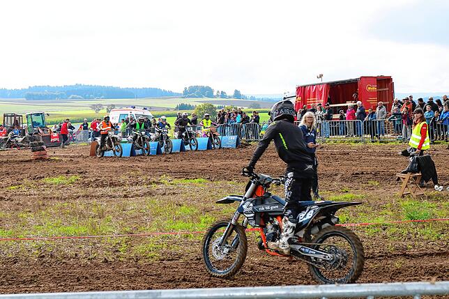 Bild 4: Geländemaschinen drehen auf: Motocross-Fahrer beweisen bei der Enduro-Challenge in Löffingen Geschicklichkeit und Mut