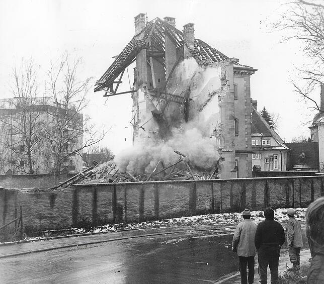 Schaulustige verfolgten, wie das ehemalige Gefängnis am 7. Dezember 1976 teilweise einstürzte.