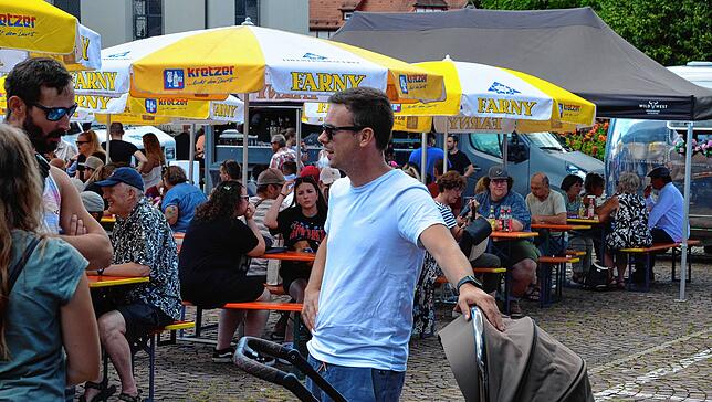 Kosten und plaudern – Gelegenheit dazu bot der Streetfood-Markt reichlich.