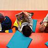 Drei Kinder schmökern beim Tag der offenen Tür in der Stadtbibliothek Waldshut in Comic-Heften.