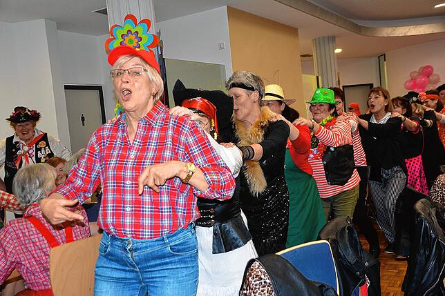 Bild 30: Rund 200 Frauen feiern im katholischen Pfarrsaal ausgelassen Fasnet