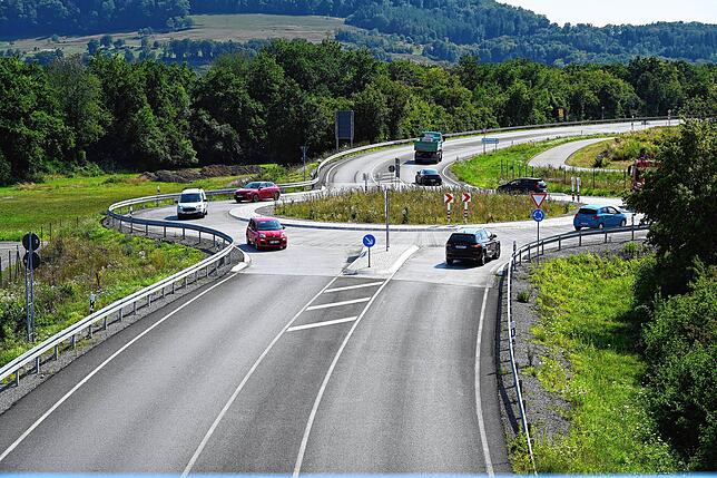 Der im Zuge der fertiggestellten Umfahrung Lauchringen errichtete Kreisverkehr bei der Kreuzung der B34/A 98 &ndash; B 314 bei ...