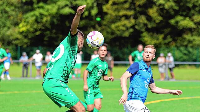 Simon Nesensohn (TSV Aach-Linz, links) versucht hier Maximilian Bienger (BC Konstanz-Egg) auszuspielen. Am Ende siegten die Gäste ...