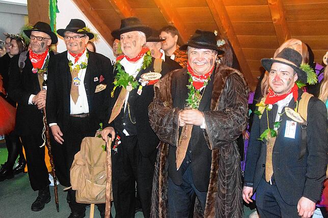 Auf Einladung des Noch-Bürgermeisters sind auch die Laufenburger Wälder des Vierten Faißen mit ihrem geistlichen Beistand Pfarrer Klaus ...