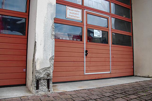 An einigen Stellen des alten Feuerwehrhauses bröckelt schon der Putz.