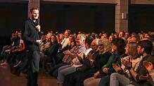Leon Windscheid bei der Preview seiner neuen Show „Alles perfekt“ in Radolfzell im Gespräch mit Maurermeister Martin aus Rottweil und ...