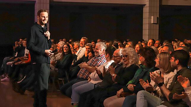 Leon Windscheid bei der Preview seiner neuen Show „Alles perfekt“ in Radolfzell im Gespräch mit Maurermeister Martin aus Rottweil und ...