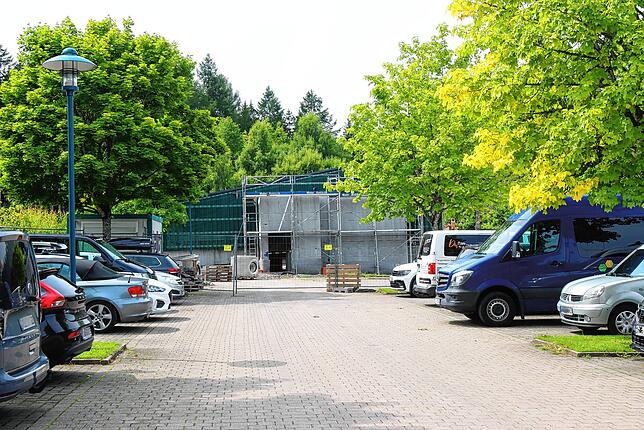 Im Zuge der Klinikerweiterung werden auch weitere Parkplätze benötigt. Am Rande des Geländes entsteht ein zusätzliches Parkdeck.