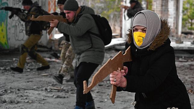 Mit Kalaschnikow-Sturmgewehren gegen die russische Armee? Ukrainische Zivilisten üben mit Attrappen den Abwehrkampf. Nirgendwo wird der ...