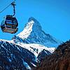 Gondeln des Matterhorn-Express fahren neben dem Matterhorn.