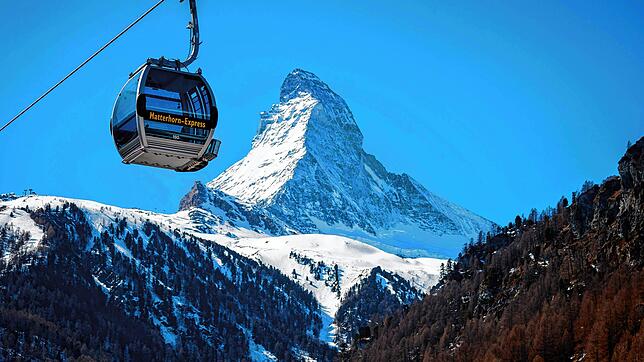 Gondeln des Matterhorn-Express fahren neben dem Matterhorn.