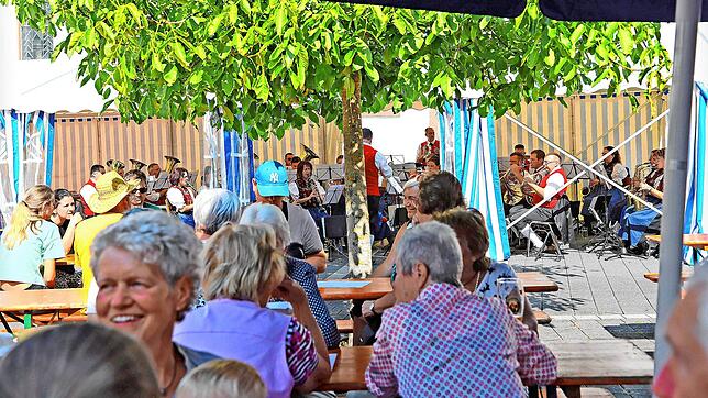Die Trachtenkapelle Nußbach spielt vor zahlreichen Besuchern. Das kleine Pfarrfest im Triberger Ortsteil zieht wieder viele Gäste an. ...