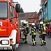 Die Feuerwehr Tengen zeigt bei der Abschlussübung weit mehr als 100 Zuschauern, wie man mit einem Kaminbrand umgeht. Von der ...