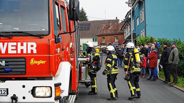 Die Feuerwehr Tengen zeigt bei der Abschlussübung weit mehr als 100 Zuschauern, wie man mit einem Kaminbrand umgeht. Von der ...