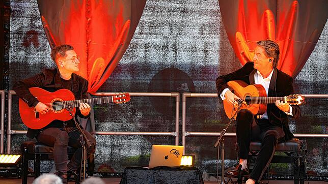 Die beiden Musiker Jan Pascal und Alexander Kilian ziehen als Café del Mundo eine Vielzahl an Menschen in die Stockacher Innenstadt. ...