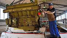 Werftbetriebsleiter Herbert Risby mit einem ausgebauten Schiffsmotor. Dieses Bild aus der Zeit vor Corona zeigt allerdings einen anderen ...