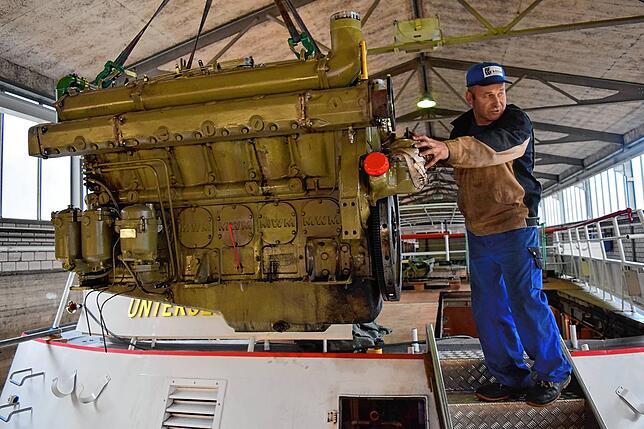 Werftbetriebsleiter Herbert Risby mit einem ausgebauten Schiffsmotor. Dieses Bild aus der Zeit vor Corona zeigt allerdings einen anderen ...