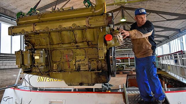 Werftbetriebsleiter Herbert Risby mit einem ausgebauten Schiffsmotor. Dieses Bild aus der Zeit vor Corona zeigt allerdings einen anderen ...