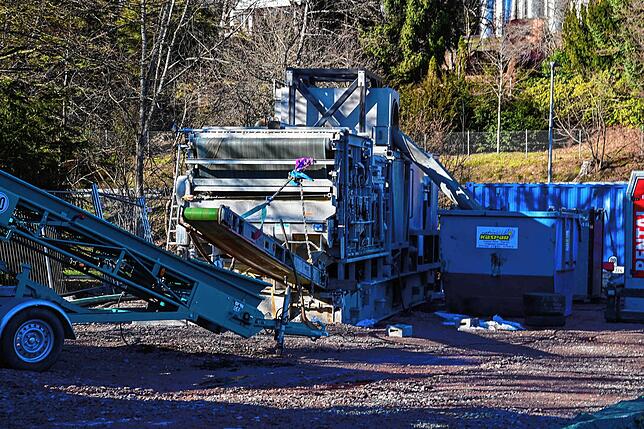 Das ist die Spezialmaschine, mit der der abgesaugte Schlamm zunächst von Steinen befreit wird.