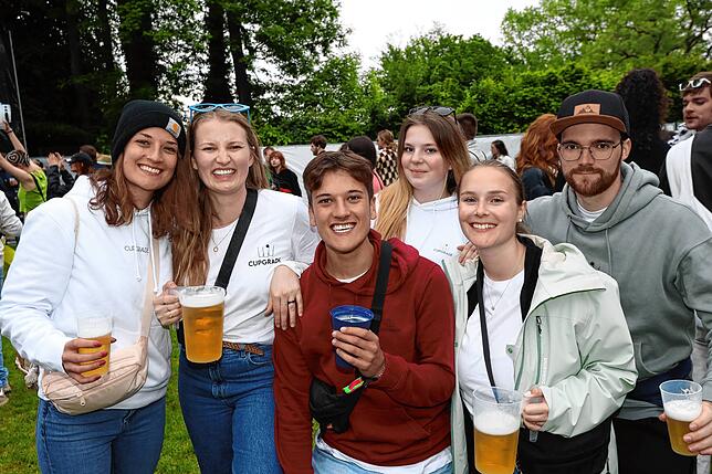 Bild 25: Los geht&lsquo;s &ndash; Fans und Mitarbeiter strömen auf das Festivalgelände