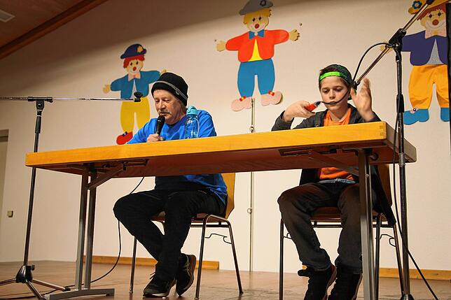 Dieter Baumann (links) und Ryan Bachmann diskutierten detailliert über den Alltag im Waldshuter Ortsteil Oberalfpen,
