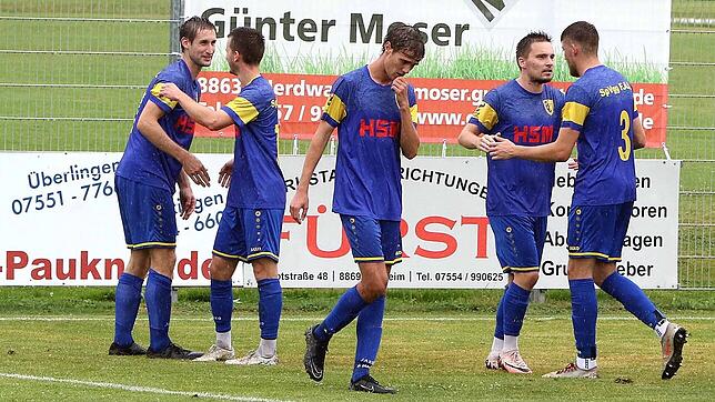 Die SpVgg F.A.L. feiert ein Tor, oft mit dabei: Mark Burgenmeister (links, hier bei einer Partie in der vergangenen Saison).