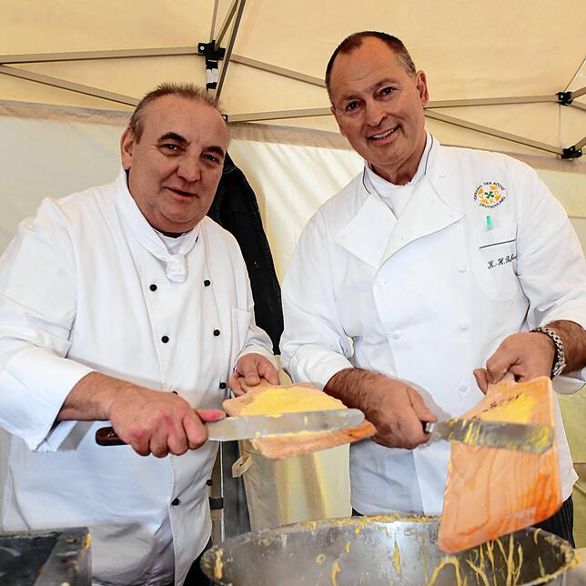 (Archivbild von 2014) Karl-Heinz Burghardt und der ehemalige Mainau-Küchenchef Herbert Brand (links) schaben gemeinsam Spätzle für den ...