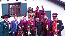 Gut gelaunt starten die Vorstandsmitglieder mit ihrem Zunftpräsidenten Robert „Flepp“ Müller (Dritter von links) und Gruppenvertreter ...
