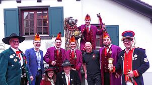 Gut gelaunt starten die Vorstandsmitglieder mit ihrem Zunftpräsidenten Robert „Flepp“ Müller (Dritter von links) und Gruppenvertreter ...