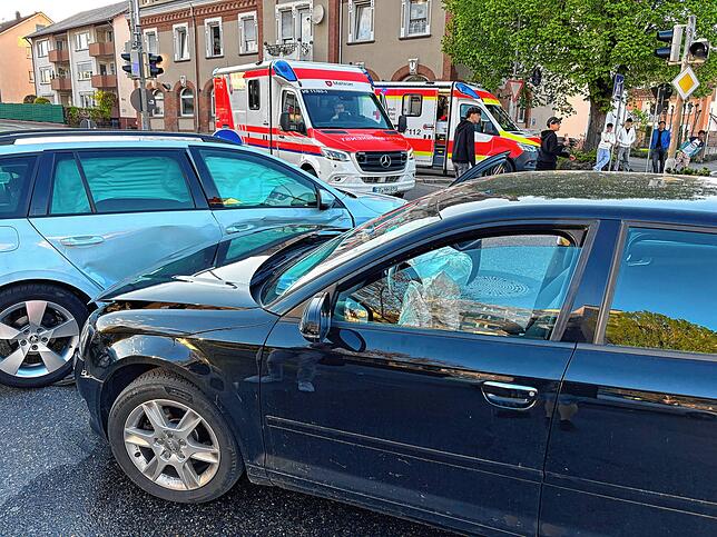 Ein Skoda und ein Audi sind an der Kreuzung zusammengestoßen.