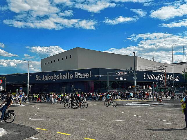 Der Schauplatz: Die Basler St. Jakobshalle leert sich viereinhalb Stunden vor Beginn des Finales noch von der Generalprobe.