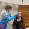 Laura Müller (links) macht einen Corona-Schnelltest bei Carola Briechle in der Turnhalle der Schillerschule in Singen.