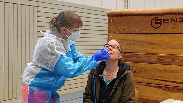 Laura Müller (links) macht einen Corona-Schnelltest bei Carola Briechle in der Turnhalle der Schillerschule in Singen.