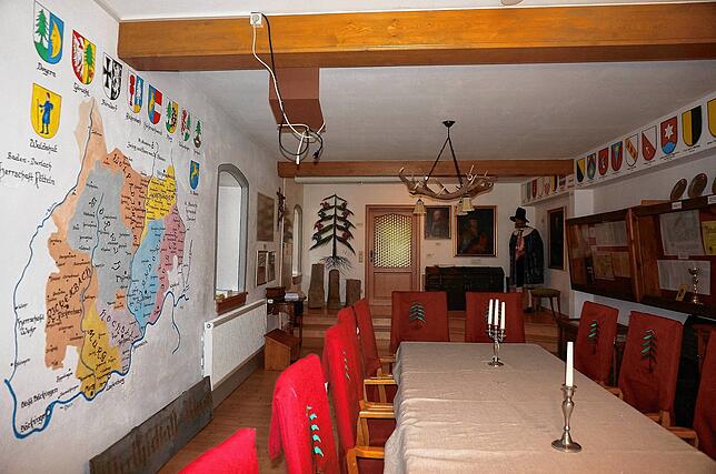 Das Domizil der Einungsmeister: Ein Blick in ihre Stube im Gasthaus „Hirschen“ in Dogern, die Karte links zeigt die Wappen ...