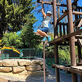 Zur Lochmühle gehören gleich zwei Spielplätze, auf denen sich Kinder austoben können.