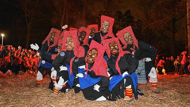 Bild 16: Konstanzer Fasnacht: Im Uniwald tanzen Narren und Mäschgerle am Feuer