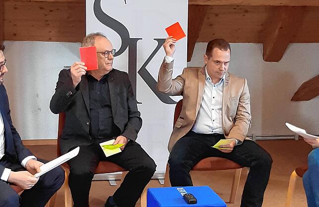 In diesem Fall sind sich die Bürgermeisterkandidaten Peter Schanz (links) und Jürgen Wiener einig: Beide zücken die rote Karte. Die ...