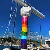 Die Regenbogenfarben am Mast sollen signalisieren: Von der Crew der Sarah geht keine Gefahr aus.